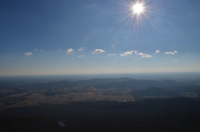 Descărcare gratuită Sun Clouds Valley - fotografie sau imagine gratuită pentru a fi editată cu editorul de imagini online GIMP