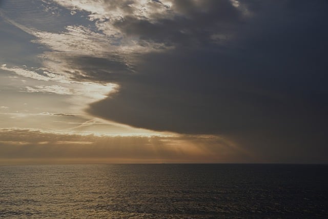 Scarica gratuitamente l'immagine gratuita della costa del Mar Baltico con le nuvole dell'alba da modificare con l'editor di immagini online gratuito GIMP