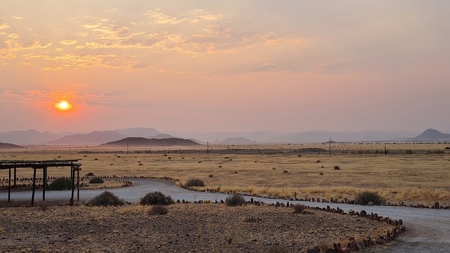 Bezpłatne pobieranie wschodu słońca namibia afryka chmury droga darmowe zdjęcie do edycji za pomocą bezpłatnego edytora obrazów online GIMP