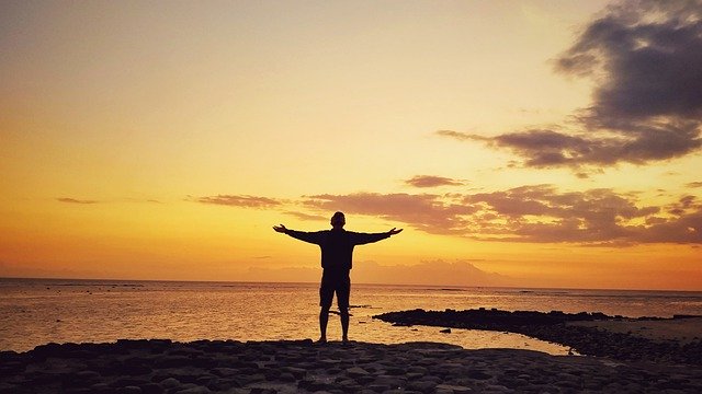 Gratis download Sunset Alone Beach - gratis gratis foto of afbeelding om te bewerken met GIMP online afbeeldingseditor