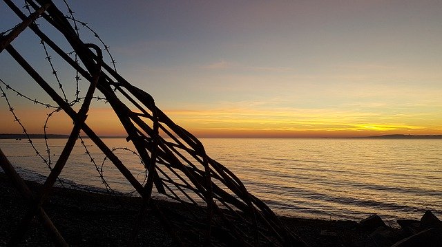 Bezpłatne pobieranie Sunset Beach Wire - bezpłatne zdjęcie lub obraz do edycji za pomocą internetowego edytora obrazów GIMP