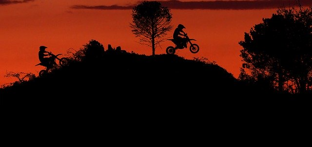 Gratis download Sunset Bikes Mountain Silhouette - gratis gratis foto of afbeelding om te bewerken met GIMP online afbeeldingseditor