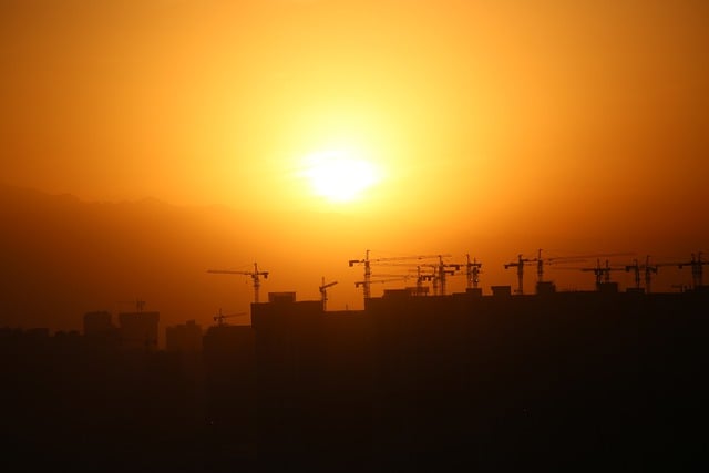 Scarica gratuitamente l'immagine gratuita della città di costruzione di edifici al tramonto da modificare con l'editor di immagini online gratuito di GIMP