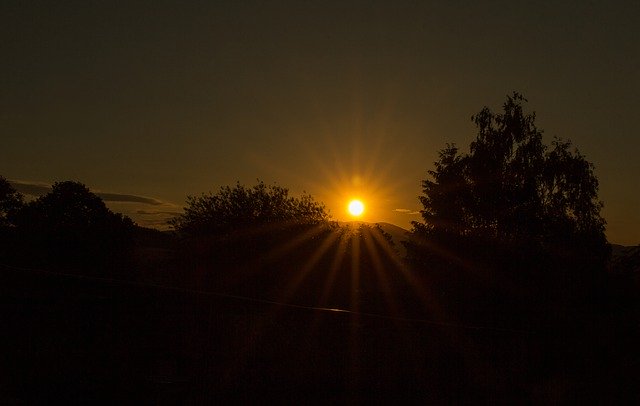 Descarga gratuita Sunset Dark Sunbeam: foto o imagen gratuita para editar con el editor de imágenes en línea GIMP