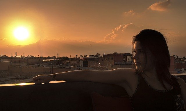 Descarga gratuita Sunset Girl Women - foto o imagen gratuita para editar con el editor de imágenes en línea GIMP