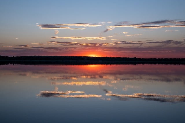 Scarica gratuitamente l'immagine romantica del tramonto sul lago della natura da modificare con l'editor di immagini online gratuito GIMP