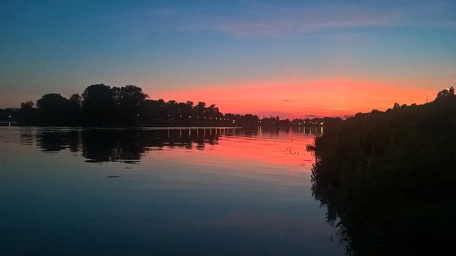 Téléchargement gratuit Sunset Lake Reflection - photo ou image gratuite à éditer avec l'éditeur d'images en ligne GIMP