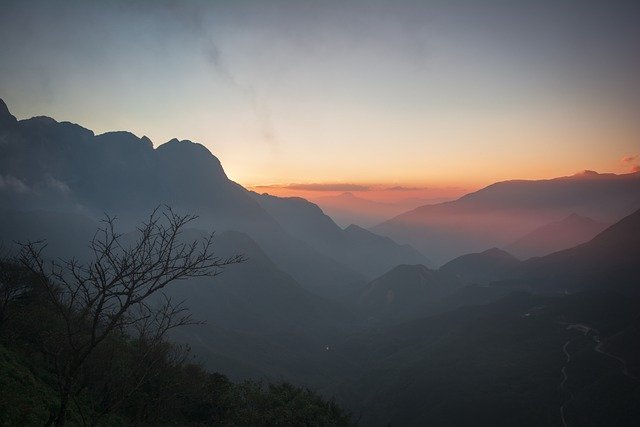 Descargue gratis la imagen gratuita de la niebla de la silueta de las montañas del atardecer para editar con el editor de imágenes en línea gratuito GIMP