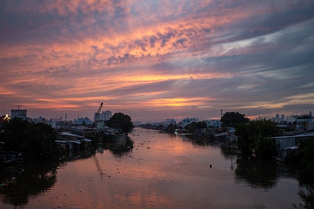 Bezpłatne pobieranie darmowego zdjęcia zachodzącego słońca nad rzeką i miejskiego zmierzchu do edycji za pomocą bezpłatnego edytora obrazów online GIMP