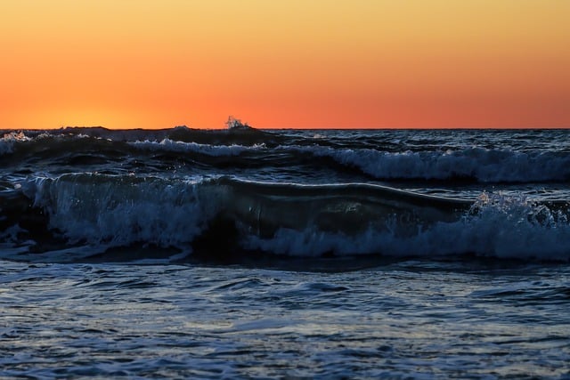 Kostenloser Download von Sonnenuntergang, Meer, Strand, Wellen, Sonne, Küste, kostenloses Bild, das mit dem kostenlosen Online-Bildeditor GIMP bearbeitet werden kann