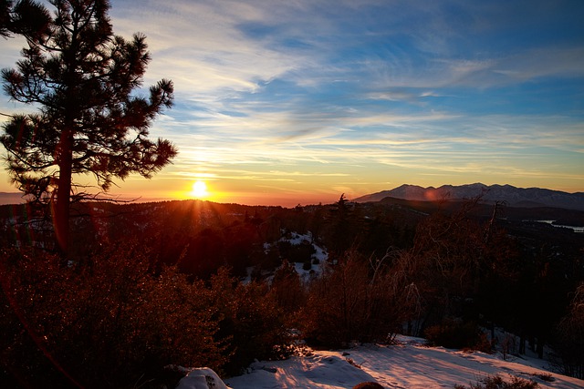 Faça o download gratuito do pôr do sol montanhas de neve árvores inverno imagem grátis para ser editada com o editor de imagens on-line gratuito do GIMP