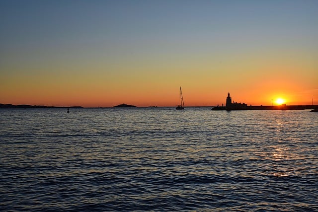 قم بتنزيل صورة مجانية لقارب منارة البحر عند غروب الشمس لتحريرها باستخدام محرر الصور المجاني عبر الإنترنت GIMP