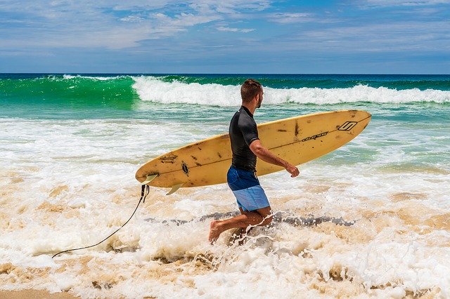 Muat turun percuma Surfer Surfing Sea - foto atau gambar percuma untuk diedit dengan editor imej dalam talian GIMP