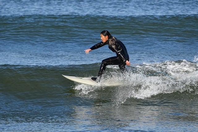 Bezpłatne pobieranie surfera surfującego po falach morskich za darmo zdjęcie do edycji za pomocą bezpłatnego edytora obrazów online GIMP