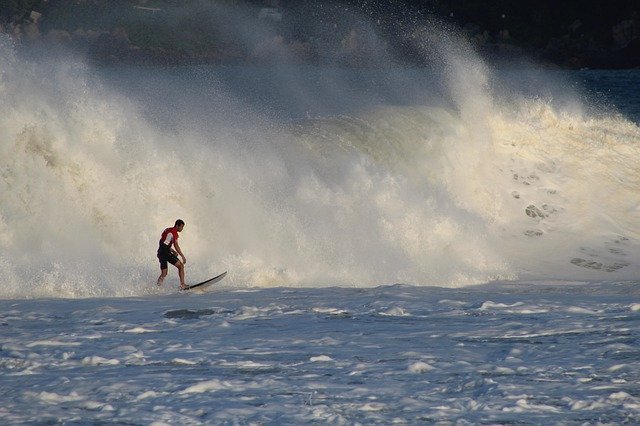 무료 다운로드 Surf Surfer Waves - 무료 사진 또는 GIMP 온라인 이미지 편집기로 편집할 수 있는 사진