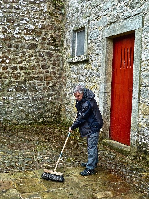 Bezpłatne pobieranie Sweeper Broom Cleaner - bezpłatne zdjęcie lub obraz do edycji za pomocą internetowego edytora obrazów GIMP