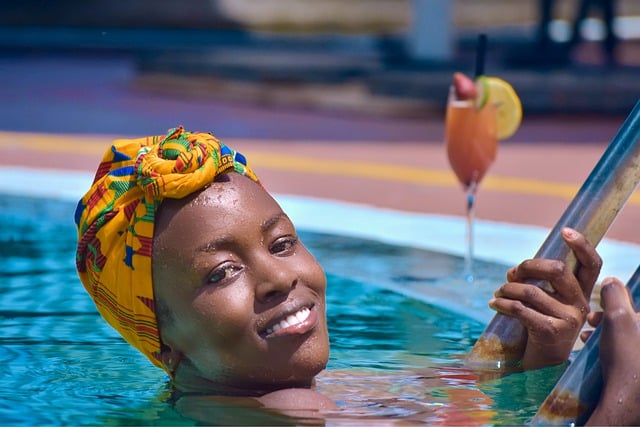 GIMPで編集できる無料の水泳少女モデルプールアンカラ無料画像をダウンロード無料のオンライン画像エディタ