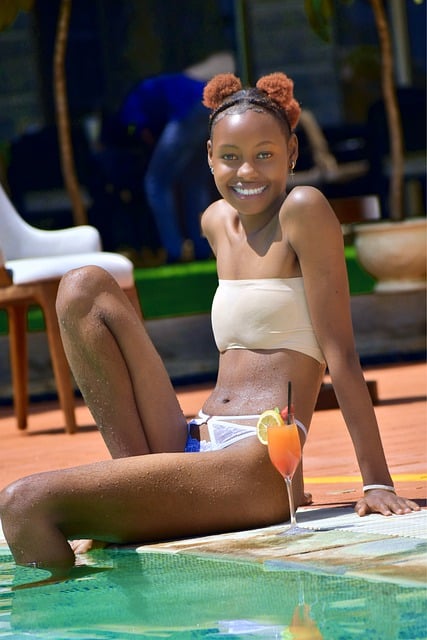 Безкоштовно завантажте безкоштовне зображення жінки в коктейльному бікіні з басейном для редагування за допомогою безкоштовного онлайн-редактора зображень GIMP