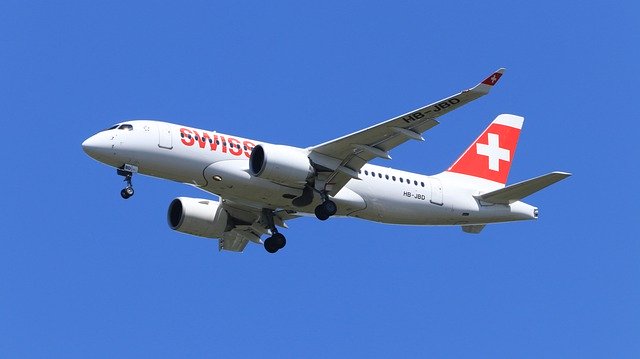 免费下载 Swiss Air Landing Aircraft - 可使用 GIMP 在线图像编辑器编辑的免费照片或图片