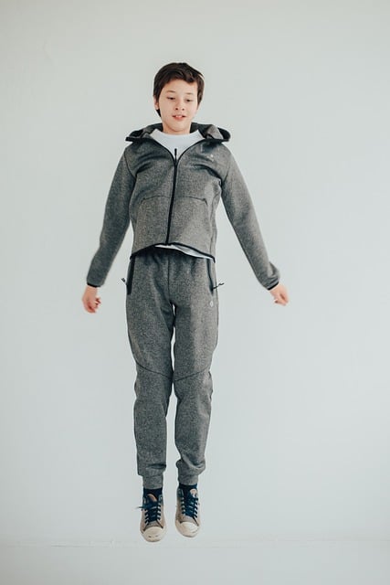 김프 무료 온라인 이미지 편집기로 편집할 수 있는 운동복을 입은 십대 소년의 점프 사진을 무료로 다운로드하세요.