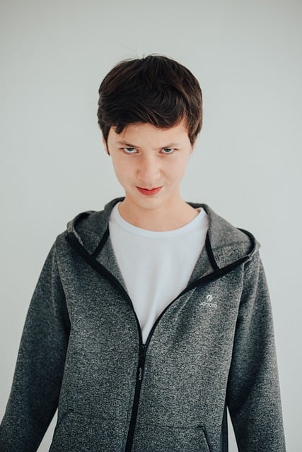 Descarga gratuita de una imagen gratuita de ropa deportiva de chico adolescente de pelo castaño para editar con el editor de imágenes en línea gratuito GIMP