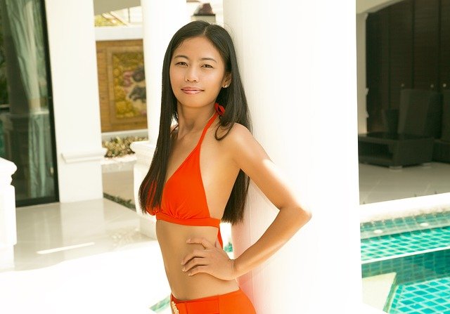 Faça o download gratuito de uma suíte de natação tailandesa sexy e fofa para ser editada com o editor de imagens on-line gratuito do GIMP