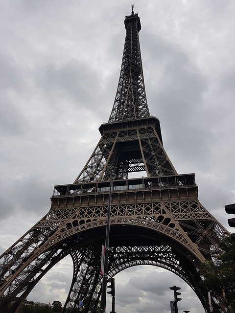 Descarga gratuita The Eiffel Tower Grey Cloudy - foto o imagen gratis y gratuita para editar con el editor de imágenes en línea GIMP