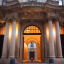 The entrance to a building with columns and arches  screen for extension Chrome web store in OffiDocs Chromium