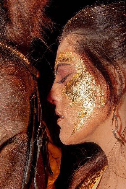 Bezpłatne pobieranie The Horse Woman Gold - darmowe zdjęcie lub obraz do edycji za pomocą internetowego edytora obrazów GIMP