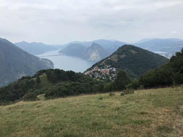 Téléchargement gratuit La route alpine du lac Ceresio Alpes - photo ou image gratuite à éditer avec l'éditeur d'images en ligne GIMP