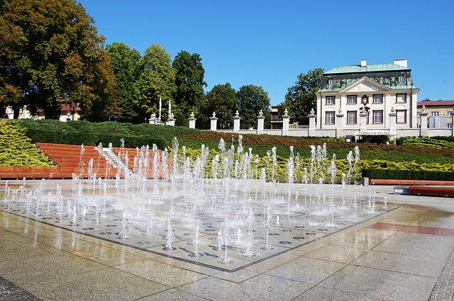 Unduh gratis The Palace Rzeszów Fountain - foto atau gambar gratis untuk diedit dengan editor gambar online GIMP