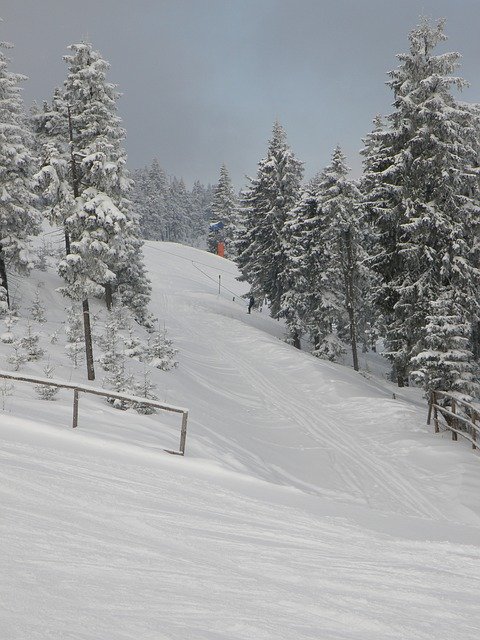 免费下载滑雪场冬季山脉免费照片模板，可使用 GIMP 在线图像编辑器进行编辑