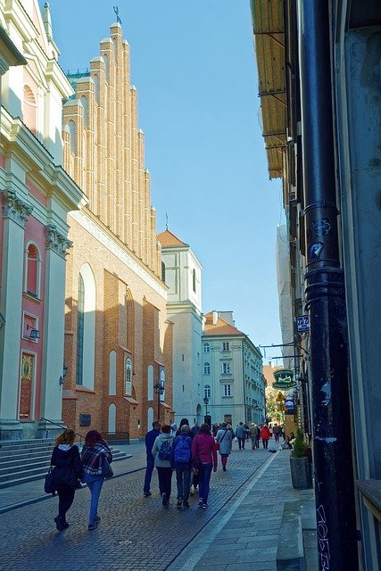 قم بتنزيل الصورة المجانية في الشوارع وارسو المعبدة لتحريرها باستخدام محرر الصور المجاني عبر الإنترنت من GIMP