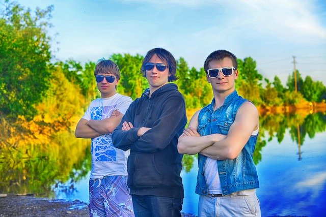 Descărcare gratuită Three Guys In Glasses River - fotografie sau imagini gratuite pentru a fi editate cu editorul de imagini online GIMP