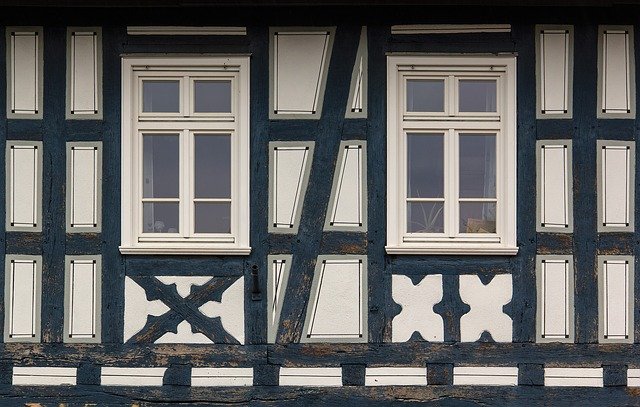 Bezpłatne pobieranie Drewniany dom Windows Niemcy - bezpłatne zdjęcie lub obraz do edycji za pomocą internetowego edytora obrazów GIMP