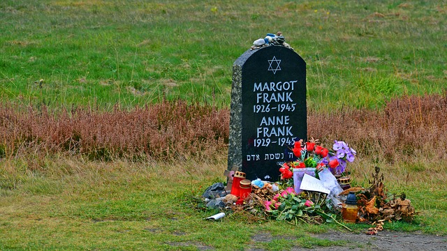 Descargue gratis la imagen gratuita del monumento conmemorativo de anne frank de tombstone para editar con el editor de imágenes en línea gratuito GIMP