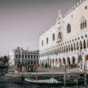 Tourists in Front of Palazzo Ducale in Venice Ital  screen for extension Chrome web store in OffiDocs Chromium