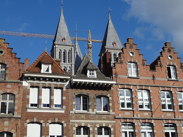 Bezpłatne pobieranie Tournai Large Square Cathedral - bezpłatne zdjęcie lub obraz do edycji za pomocą internetowego edytora obrazów GIMP