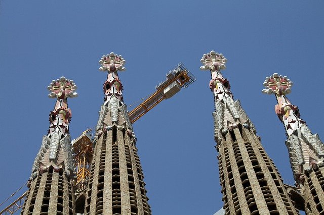Descarga gratuita Towers Sagrada Familia: foto o imagen gratuita para editar con el editor de imágenes en línea GIMP