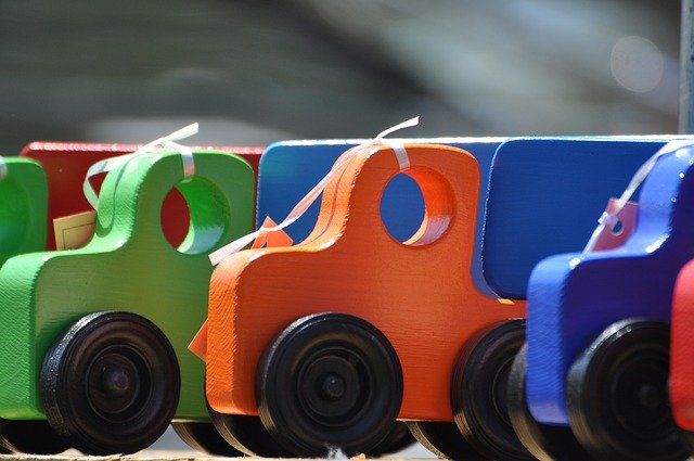 تنزيل لعبة Toys Wooden Trucks Colorful - صورة مجانية أو صورة لتحريرها باستخدام محرر الصور عبر الإنترنت GIMP