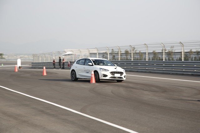 Descărcare gratuită Track Race Ford Focus - fotografie sau imagini gratuite pentru a fi editate cu editorul de imagini online GIMP