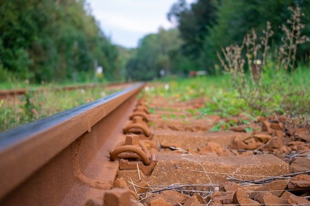Descarga gratuita Track Rail Railroad Close - foto o imagen gratuita para editar con el editor de imágenes en línea GIMP