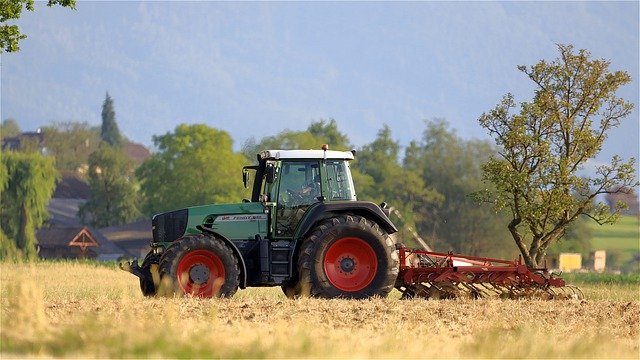 Kostenloser Download Traktor Feldarbeit Landwirtschaft kostenloses Bild zur Bearbeitung mit dem kostenlosen Online-Bildeditor GIMP