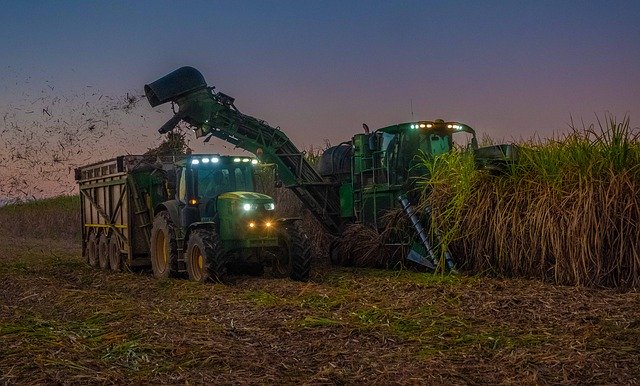 Descărcare gratuită Tractor John Deere Sugar - fotografie sau imagine gratuită pentru a fi editată cu editorul de imagini online GIMP