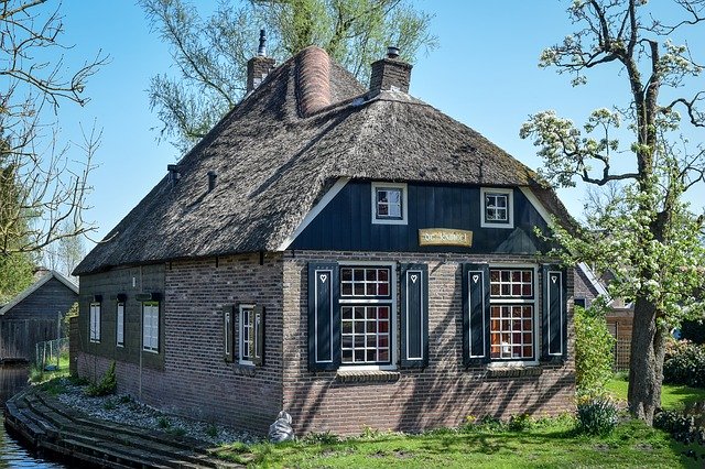 Gratis download Traditioneel huis met rieten dak - gratis foto of afbeelding om te bewerken met GIMP online afbeeldingseditor