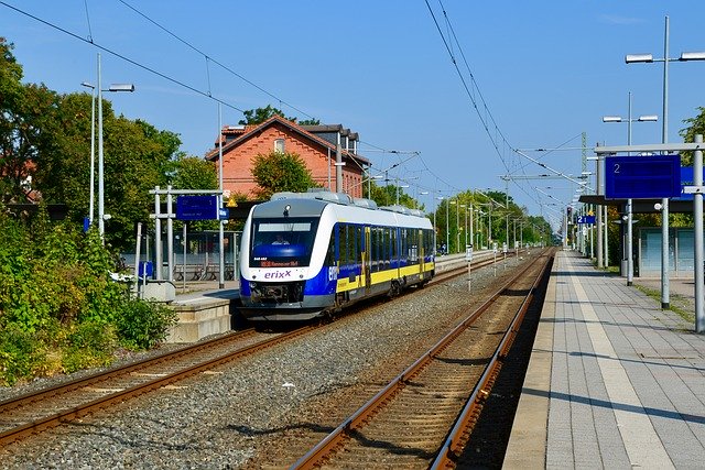 Безкоштовно завантажте Train Railroad Tracks — безкоштовну фотографію чи зображення для редагування за допомогою онлайн-редактора зображень GIMP