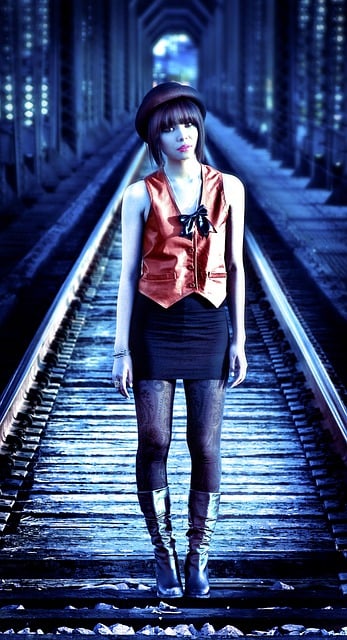 Téléchargement gratuit de l'image gratuite de train track vest vintage emo girl à modifier avec l'éditeur d'images en ligne gratuit GIMP