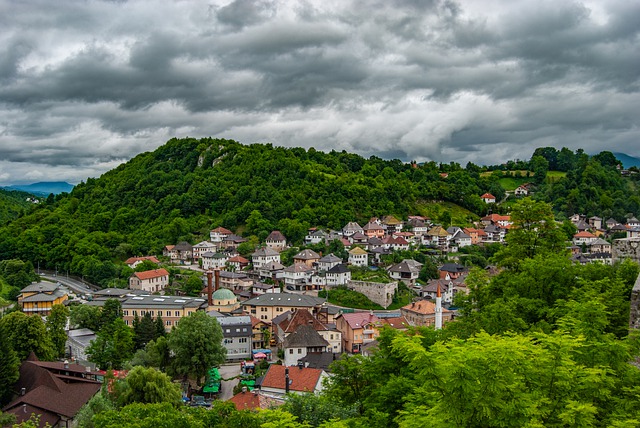 Scarica gratuitamente Travnik City Town Houses Immagine urbana gratuita da modificare con l'editor di immagini online gratuito GIMP