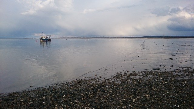 Bezpłatne pobieranie Trawler Estuary Calm - bezpłatne zdjęcie lub obraz do edycji za pomocą internetowego edytora obrazów GIMP