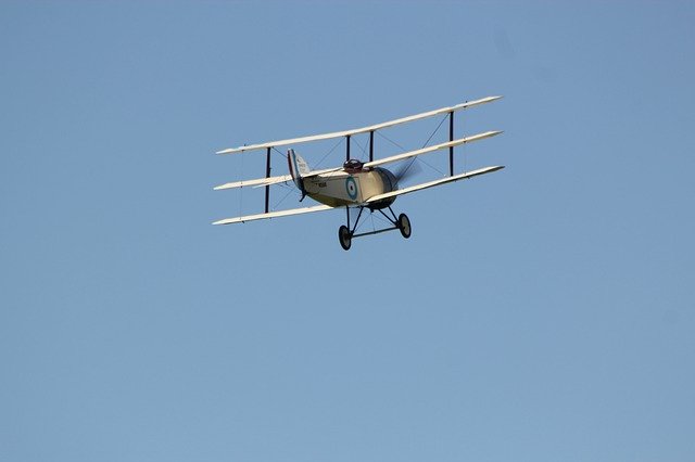 Bezpłatne pobieranie Triplane Airplane Vintage - bezpłatne zdjęcie lub obraz do edycji za pomocą internetowego edytora obrazów GIMP